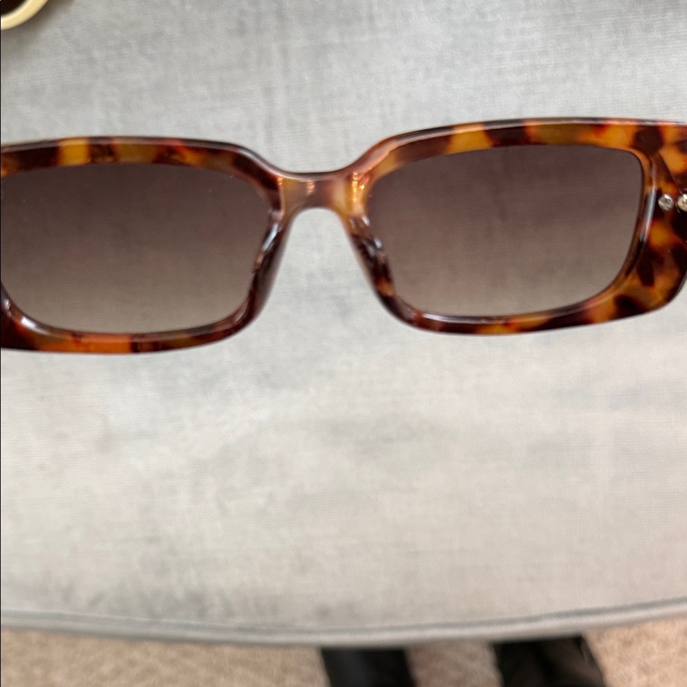 Commense Tortoiseshell Sunglasses - Picture 7 of 8